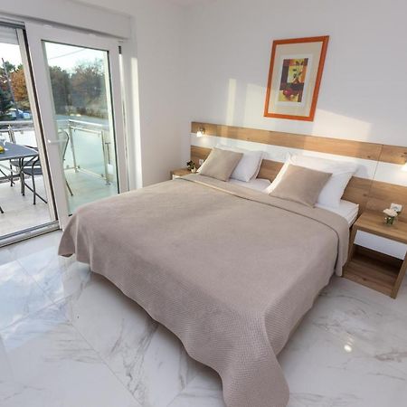 Apartmani Villa Paulo Starigrad Paklenica Luaran gambar