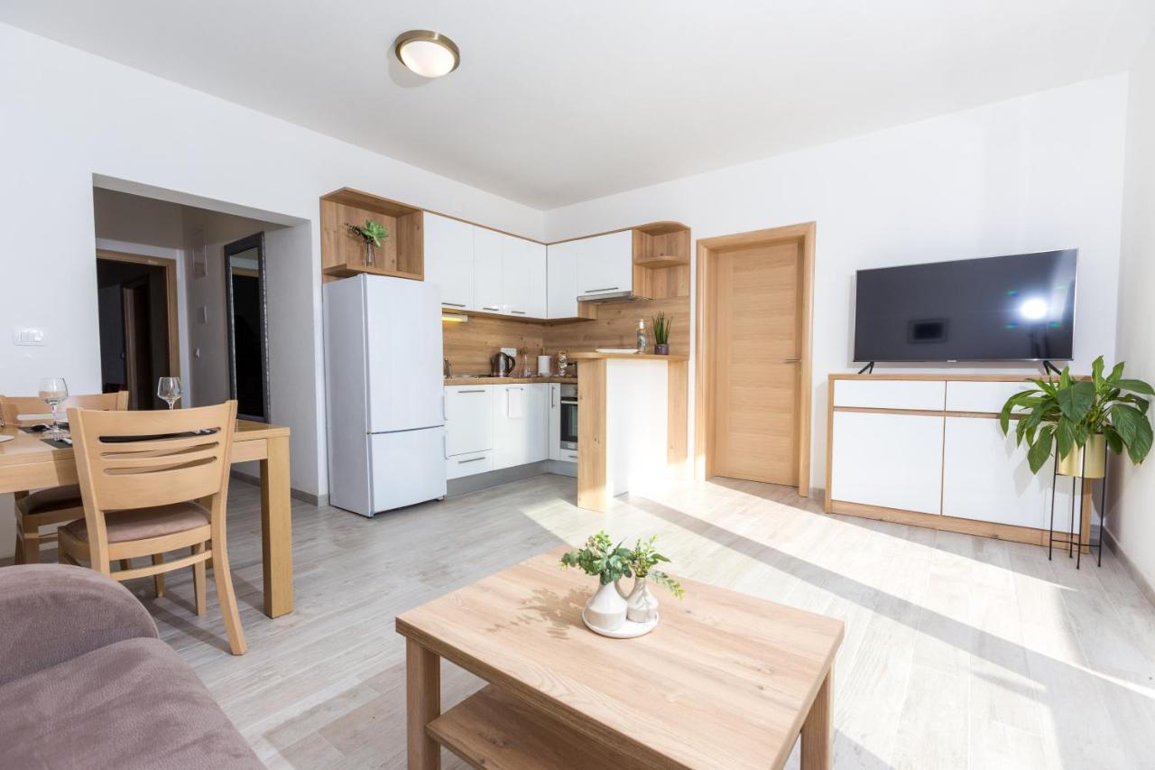 Apartmani Villa Paulo Starigrad Paklenica Luaran gambar