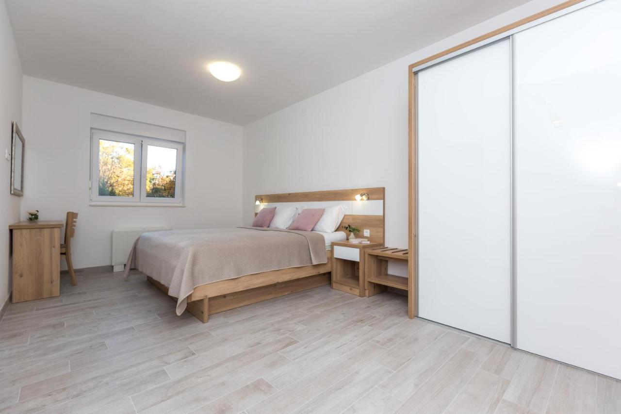 Apartmani Villa Paulo Starigrad Paklenica Luaran gambar
