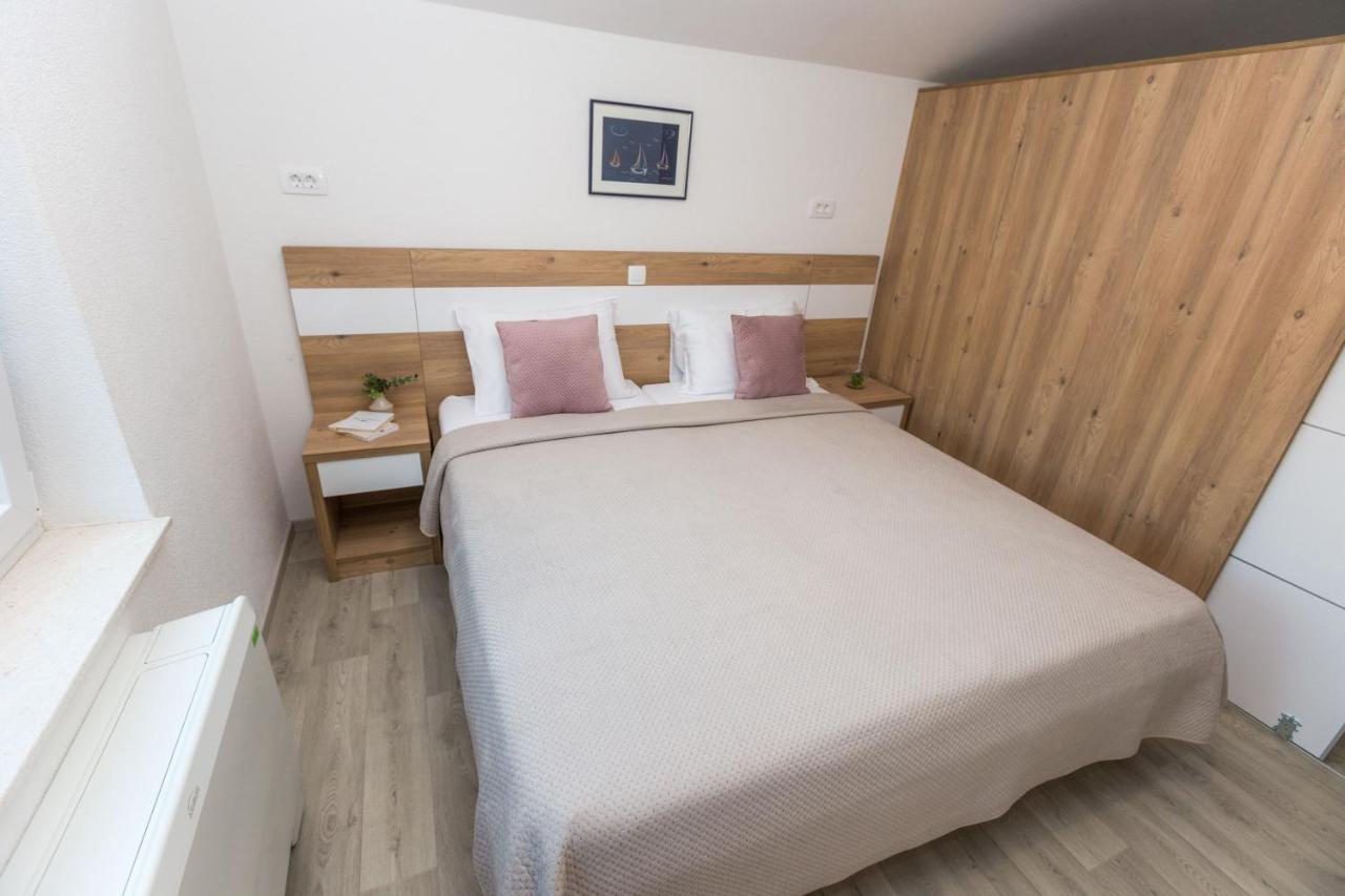 Apartmani Villa Paulo Starigrad Paklenica Luaran gambar