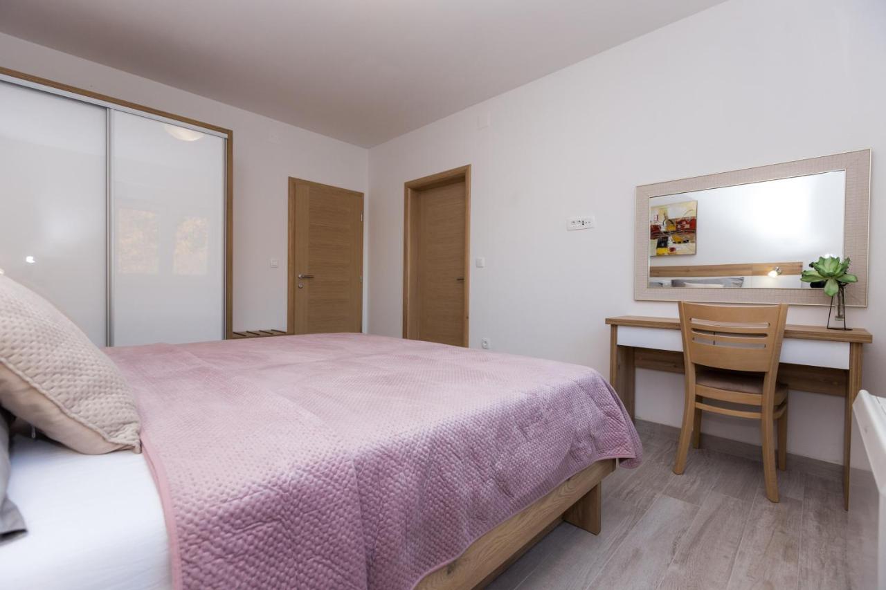 Apartmani Villa Paulo Starigrad Paklenica Luaran gambar