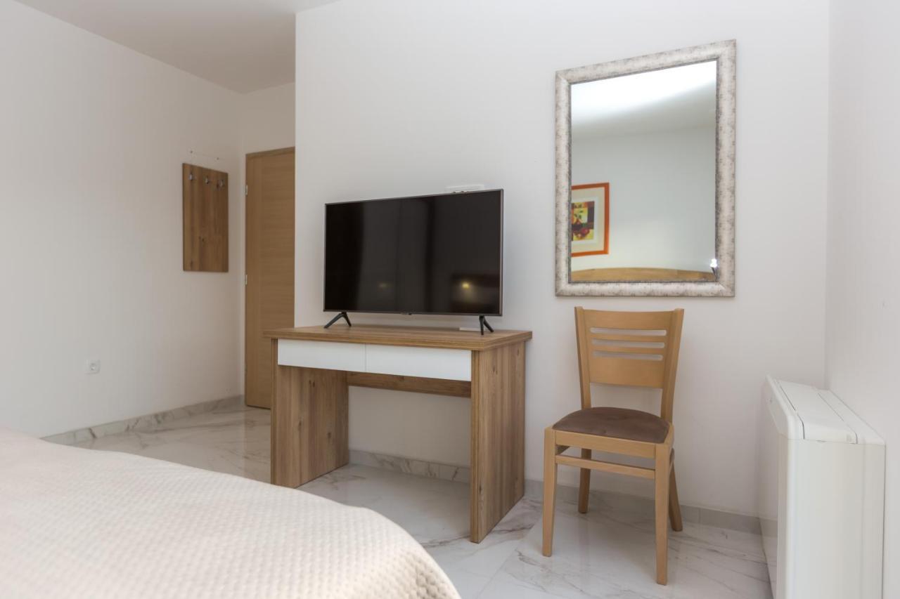 Apartmani Villa Paulo Starigrad Paklenica Luaran gambar